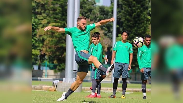 Ilija Spasojevic saat jalani latihan bersama rekanny di Timnas. Copyright: Instagram