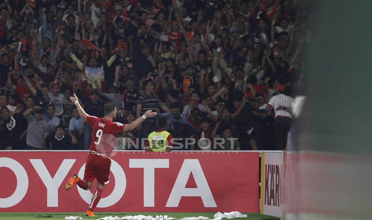 Selebrasi Marko Simic usai membobol gawang Tampines Rovers. Copyright: Herry Ibrahim/INDOSPORT