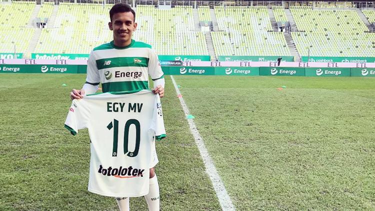 Egy Maulana Vikri di perkenalkan langsung di kandang dari Lechia GdaÅsk. Copyright: Instagram@Lechia GdaÅsk