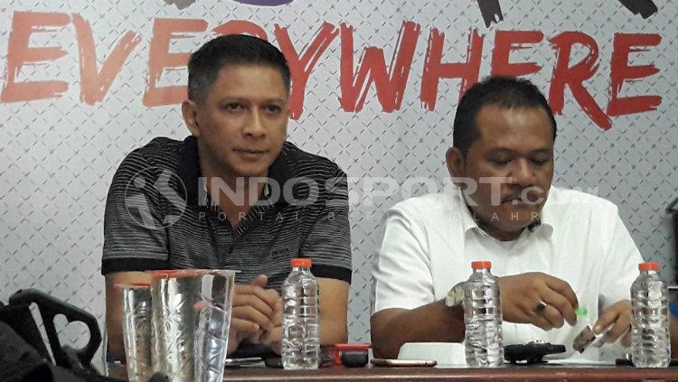 CEO Arema FC, Iwan Budianto (kiri), dalam konferensi pers Arema FC terkait kerusuhan di laga lawan Persib. Copyright: Ian Setiawan/INDOSPORT