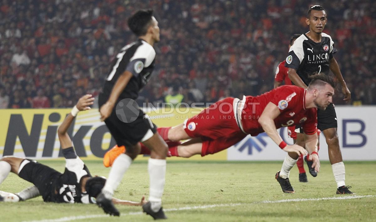 Marko Simic tampak melakukan diving header yang mengarah ke gawang Home United. Copyright: Herry Ibrahim/INDOSPORT