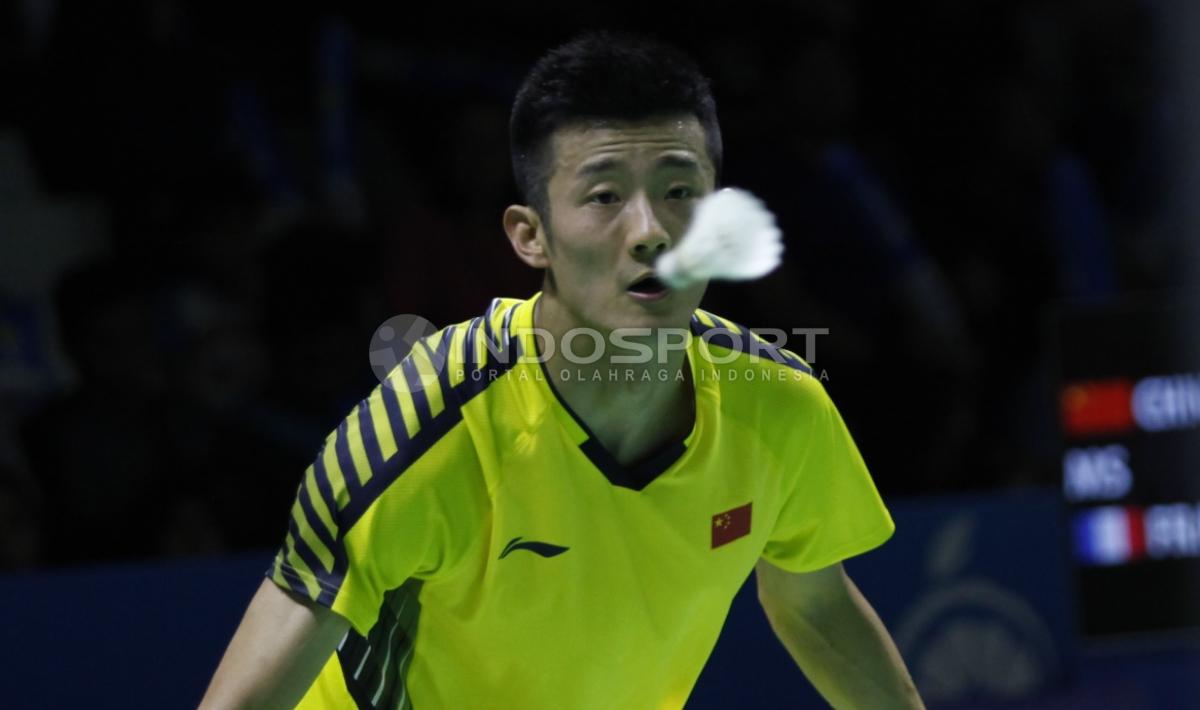 Tunggal China, Chen Long saat menatap kok yang mengarah kepadanya. Copyright: Herry Ibrahim/INDOSPORT