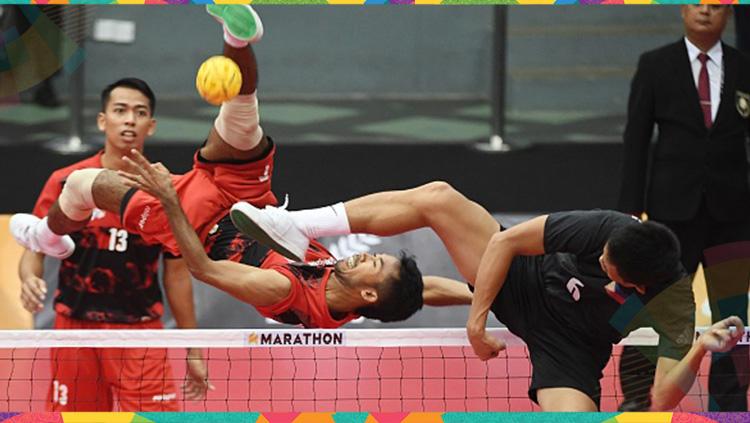 Pemain Filipina, Regie Reznan Fabriga (hitam) berusaha menghalau aksi Syaiful Rijal. Copyright: INDOSPORT