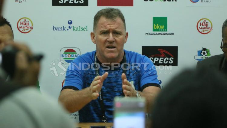 Peter Butler mengaku dipukul oleh pemain dan ofisial Barito Putera. Copyright: INDOSPORT/Kesuma Ramadhan