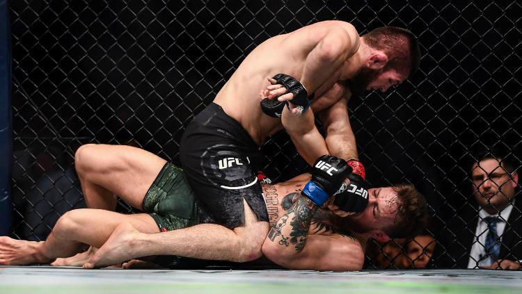 Khabib Nurmagomedov habisi Mcgregor di atas ring. Copyright: CBS Sports