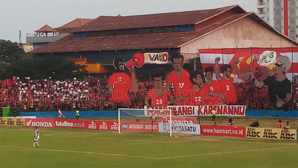 Nyaris sepanjang laga, suporter memberikan teriakan kepada Hamka Hamzah. Namun, pemain kelahiran Makassar tersebut menanggapi dinging dan justru menghampiri suporter sekaligus memberikan jersey Arema sebelum turun minum babak kedua. Copyright: Wira Wahyu Utama/Indosport.com