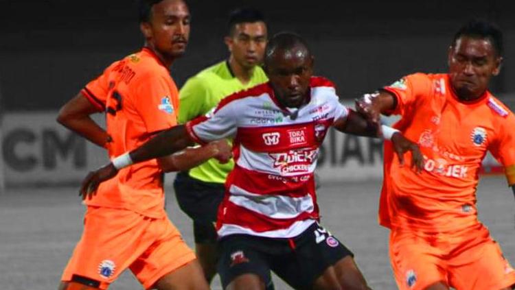 Zah Rahan diapit dua pemain Persija. Copyright: Twitter.com/maduraunitedfc