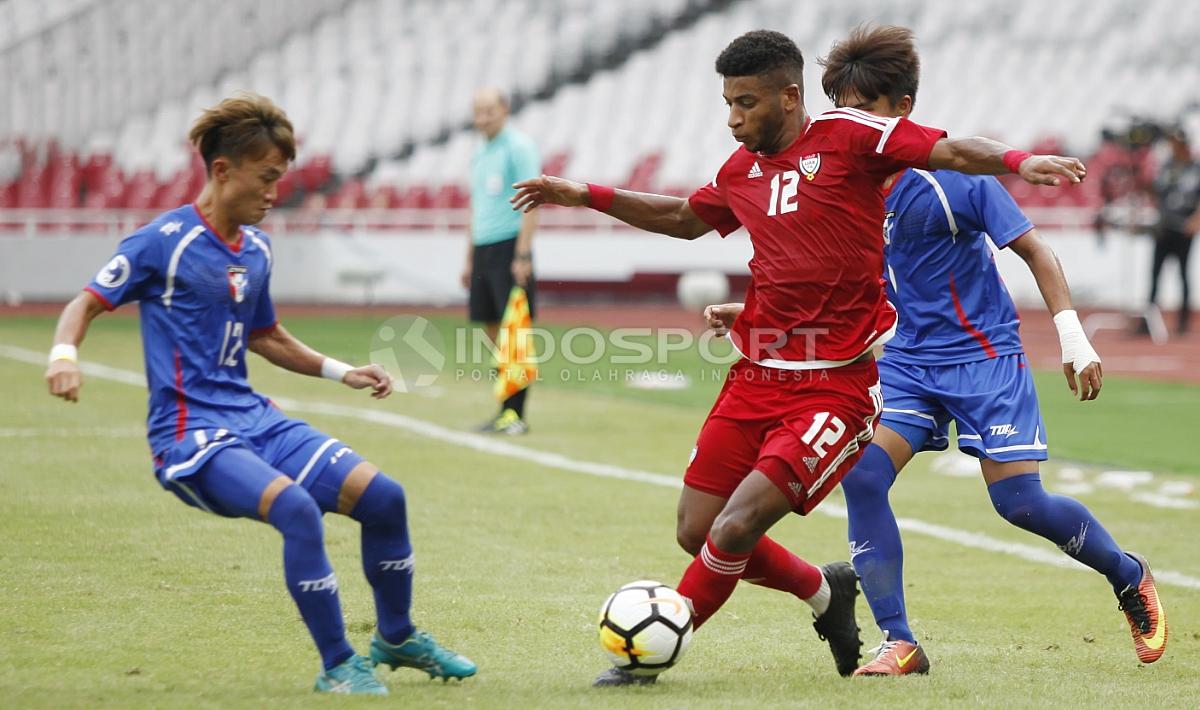 Aksi pemain UEA U-19, Ahmad Fawzi Abdalla (tengah) melewati penjagaan dua pemain China Taipe U-19. Copyright: Herry Ibrahim/Indosport.com