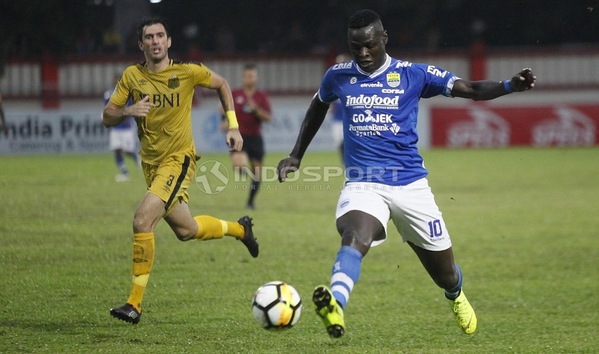 Ezechiel Ndouasel mencoba melewati Vladimir Vujovic. Copyright: Herry Ibrahim/INDOSPORT