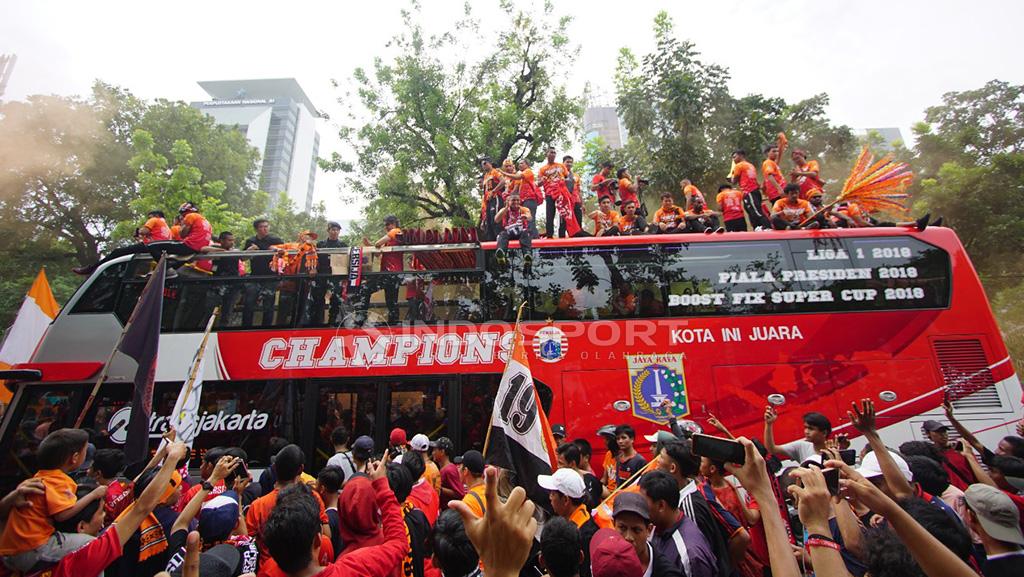 Aksi Pemain Persija Jakarta dan Jakmania konvoi setelah menjuarai Liga 1 2018. Copyright: Muhammad Nabil/Indosport.com