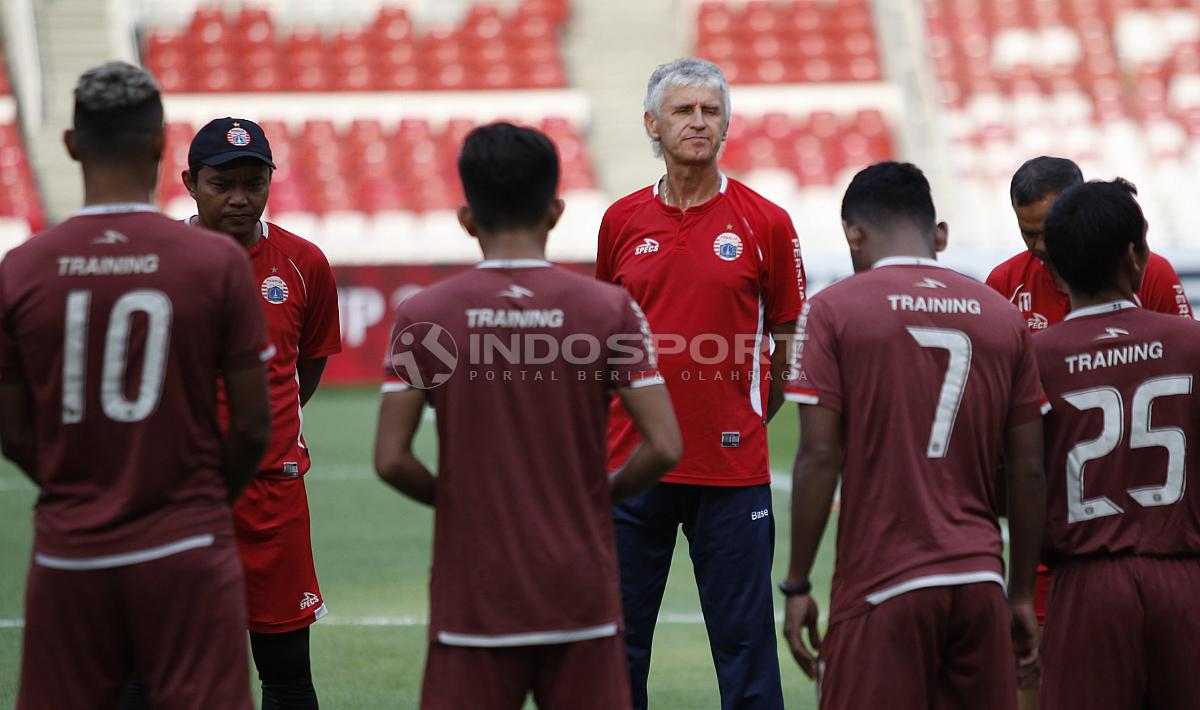 Pelatih Ivan Kolev saat memberikan arahan saat official training Persija jelang AFC Cup melawan Ceres-Negros di stadion GBK Senayan, Jakarta, Senin (22/04/19). Foto: Herry ibrahim/INDOSPORT Copyright: Herry ibrahim/INDOSPORT