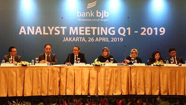 Direktur Kepatuhan dan Manajemen Risiko yang melaksanakan tugas Direktur Utama Bank BJB, Agus Mulyana bersama jajaran direksi dan komisaris Bank BJB dalam analyst meeting QI 2019 di Ballroom Hotel Ritz Carlton Pacific Place, Jakarta. Copyright: Corporate Secretary Bank bjb