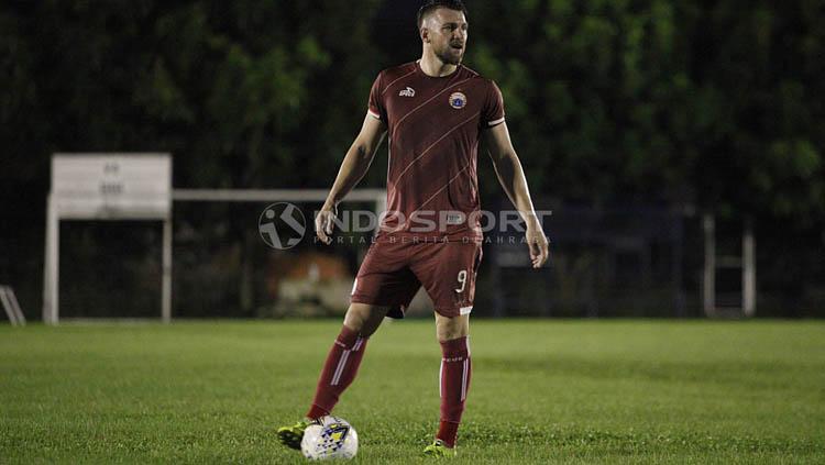 Marko Simic menggiring bola pada latihan Persija Jakarta di Lapangan PSAU TNI Halim Perdanakusuma, Jakarta Timur, Jumat (09/05/19). Foto: Herry Ibrahim/INDOSPORT Copyright: Herry Ibrahim/INDOSPORT