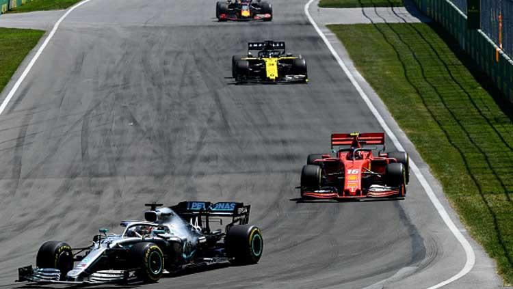 Lewis Hamilton (kiri) saat berjibaku di GP F1 Kanada 2019 Sirkuit Gilles Villenevue. Copyright: Dan Mullan/GettyImages