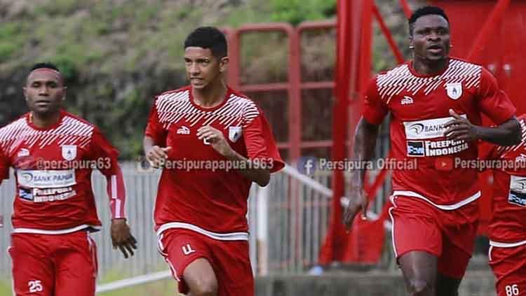 Anak Kandung Luciano Leandro, Klisman Gomes Leandro (tengah) saat ikut berlatih bersama tim Persipura Jayapura di Stadion Mandala Copyright: Media Officer Persipura