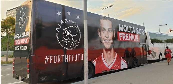 Bus bergambar wajah wajah Frenkie de Jong di jalanan Barcelona, Copyright: givemesport.com