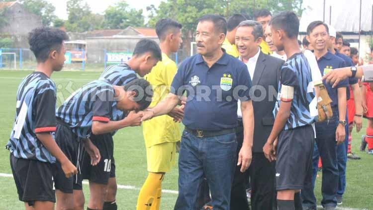 Manajer Persib, Umuh Muchtar bersalaman dengan pemain yang mengikuti kompetisi  Piala H Umuh Muchtar U-15  di Lapangan Lodaya. Copyright: Arif Rahman/INDOSPORT