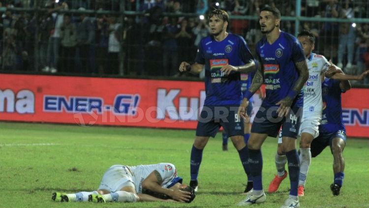Pemain Persib Bandung, Rene Mihelic terjatuh di pertahanan Arema FC pada pertandingan pekan ke-11 Liga 1 2019. INDOSPORT/Ian Setiawan. Copyright: INDOSPORT/Ian Setiawan