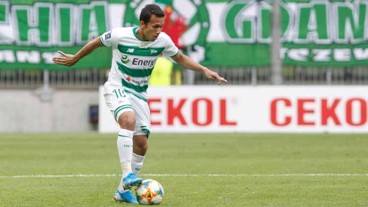 Egy Maulana Vikri tengah mengontrol bola pada laga saat melawan Wisla Krakow. Copyright: http://lechia.pl