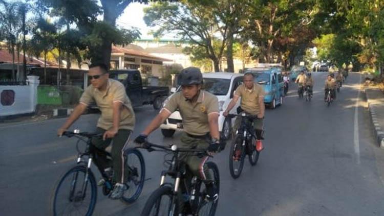 Mantan Dandim 1417 Kendari Kolonel Kav Hendi Suhendi mengajak para anggota TNI gowes. Copyright: kodim1417.kodam14hasanuddin-tniad.mil.id