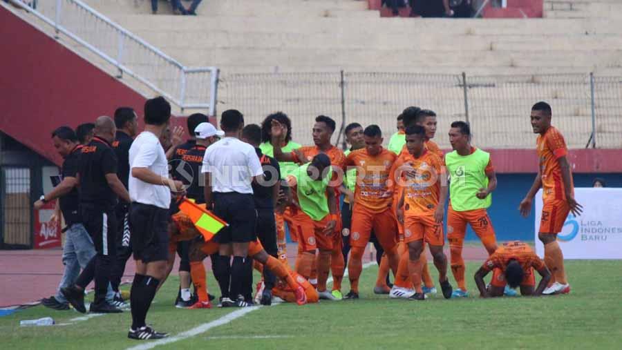 Laga Pertandingan babak pertama antara Persiraja Banda Aceh vs Mitra Kukar, skor 2-0, Sabtu (09/11/19). Copyright: Fitra Herdian/INDOSPORT