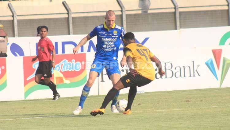 Striker Persib Bandung, Kevin van Kippersluis dibayangi pemain Barito Putera saat laga kandang Liga 1 2019 di Stadion Si Jalak Harupat, Kabupaten Bandung, Minggu (24/11/2019) Copyright: Arif Rahman/INDOSPORT