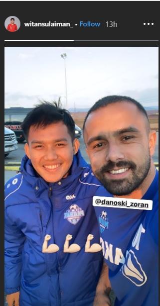 Witan Sulaeman tiba di markas klub kasta tertinggi Liga Serbia, Radnik Surdulica, dan disambut mantan pemain Inter Zapresic, Zoran Danoski. Copyright: Instagram/witansulaiman_
