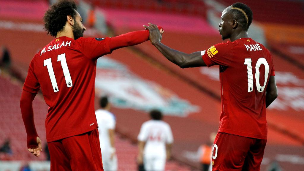 Mohamed Salah dan Sadio Mane merayakan golnya di laga Liverpool vs Crystal Palace Copyright: Phil Noble/Pool via Getty Images