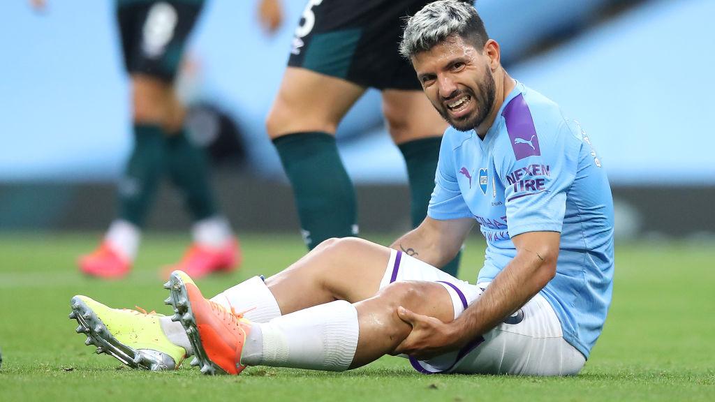 Sergio Aguero tampak kesakitan sebelum akhirnya diganti pada laga Manchester City vs Burnley Copyright: Martin Rickett/Pool via Getty Images