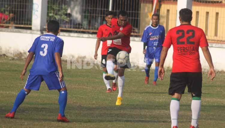 Laga persahabatan Persis Legend versus Persija Glory 2001 di Lapangan Banyuanyar, Solo, Sabtu (08/08/2020). Copyright: Ronald Seger Prabowo/INDOSPORT