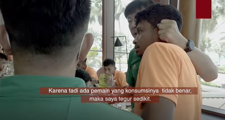 Momen saat Shin Tae-yong menjewer Rifad Marasabessy. Copyright: YouTube PSSI