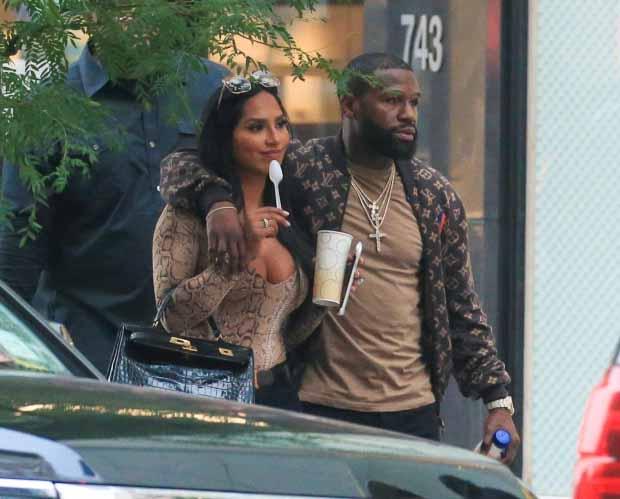Floyd Mayweather terciduk tengah bermesraan dengan mantan kekasihnya, Gallienne Nabila. Copyright: thesun/mega