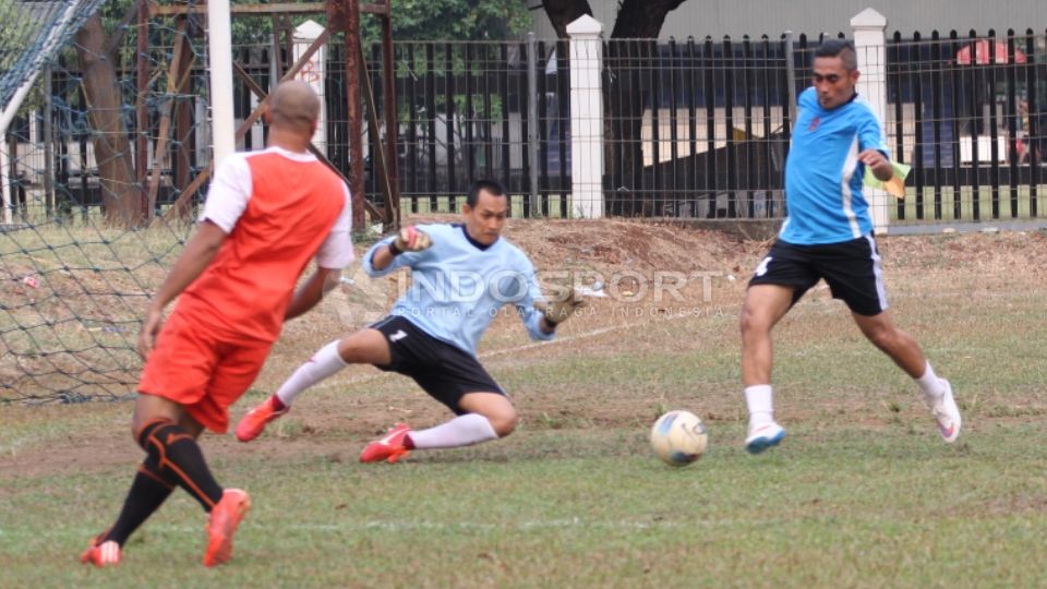 Proses tercetaknya gol tim eks Primavera oleh Indriyanto Nugroho (kanan). Copyright: © Herry Ibrahim/INDOSPORT