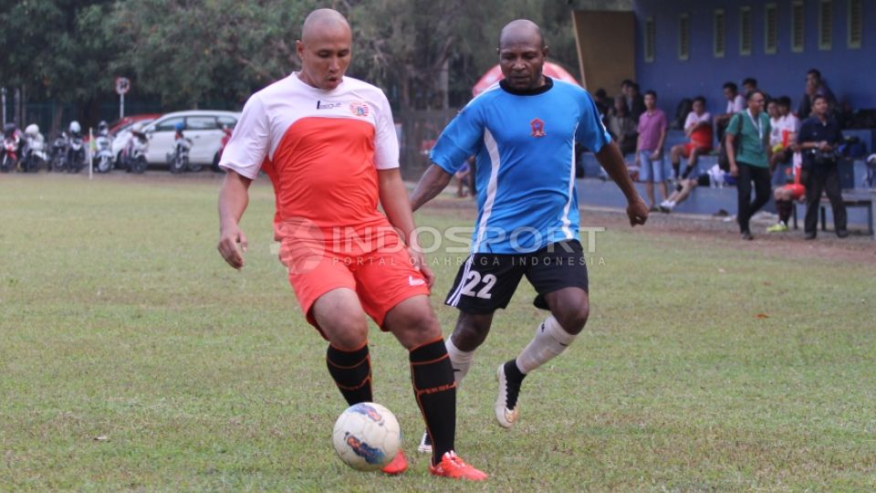 Mantan pemain Arema Indonesia, Alexander Pulalo (kanan) menceritakan pengalaman tak terlupakan saat tahun 1998 atau kerap dikenal sebagai tahun reformasi. Copyright: © Herry Ibrahim/INDOSPORT