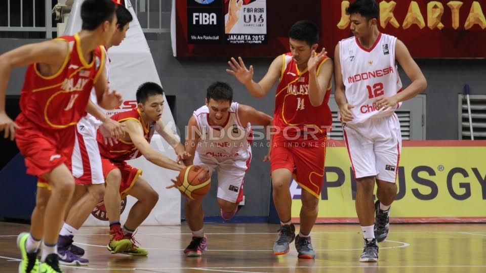 Aksi Andre Rizqiano saat melewati para pemain Malaysia dan mencetak poin. Copyright: &copy; Herry Ibrahim/INDOSPORT