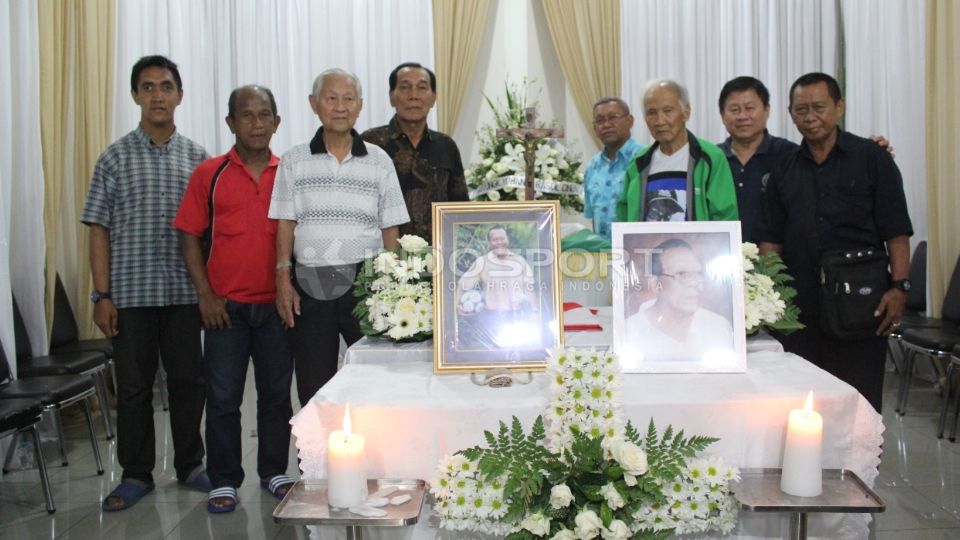 Mantan pemain nasional dan pelatih Persija Jakarta tahun 70'an, Sugih Hendarto melayat kerabatnya Sinyo Aliandoe di rumah duka st Caroules, Kamis (19/11/15). Copyright: © Herry Ibrahim/INDOSPORT