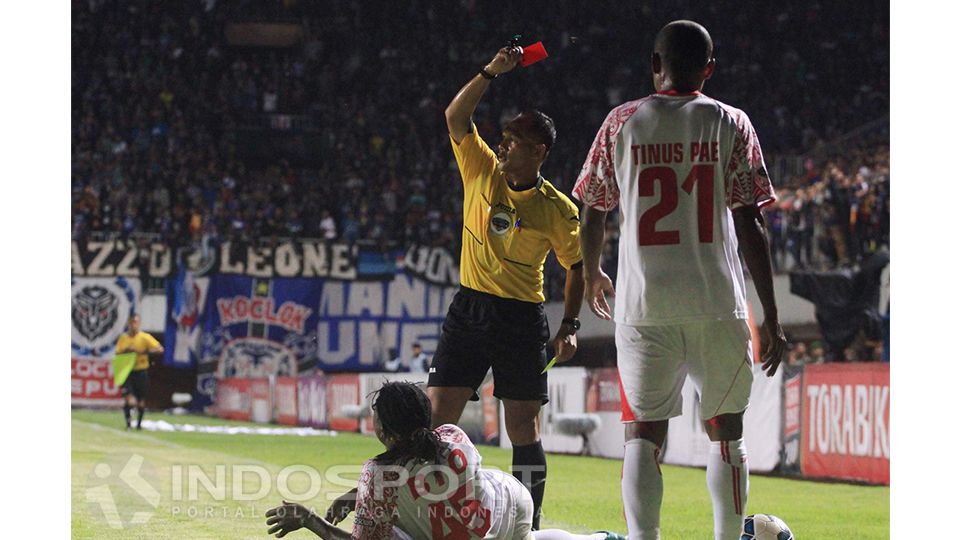 Bio Paulin diganjar kartu merah. Copyright: &copy; Ian Setiawan/INDOSPORT