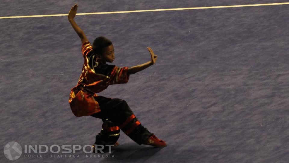 Aksi atlet wushu dari Gelora Wushu Indonesia, Yazid Abdul Hakim di kelas Chang Quan Junior C pada Kejurnas Wushu Junior 2015 di Tennis Indoor Senayan, Senin (21/12/15). Copyright: © INDOSPORT/Herry Ibrahim