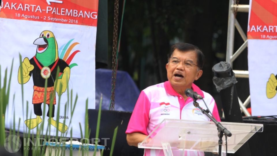 Wakil Presiden RI, Yusuf Kalla memberikan kata sambutan pada acara Road to 18th Asian Games 2018, Jakarta-Palembang di Plaza Selatan GBK, Minggu (27/12/15). Copyright: © Herry Ibrahim/INDOSPORT