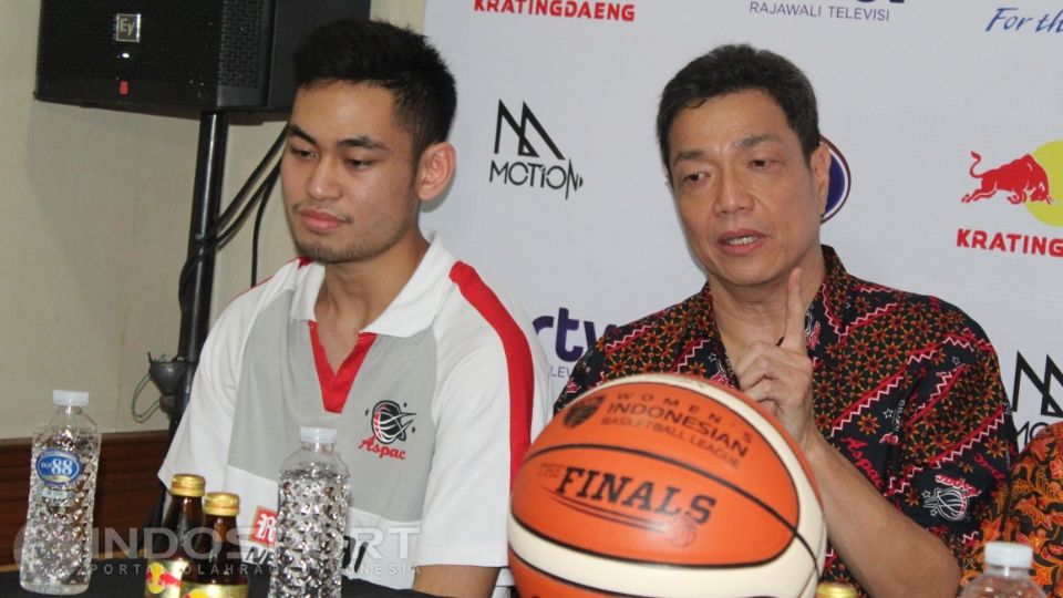 Pelatih Aspac Jugianto Kuntardjo dan Point Guard Aspac, Widyantaputra Teja. Copyright: © Herry Ibrahim/INDOSPORT