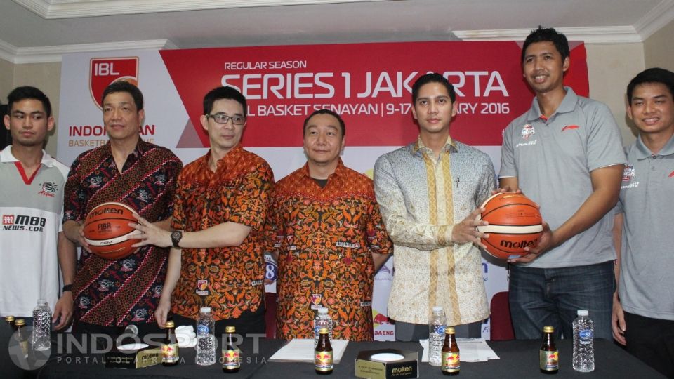 Ki-ka: Pelatih Aspac Jugianto Kuntardjo, Point Guard Aspac Widyantaputra Teja, Komisioner IBL Hasan Gozali, Sekjen PB Perbasi Budisatrio Djiwandono, Pelatih Satria Muda Cokorda Raka Satrya Wibawa Copyright: © Herry Ibrahim/INDOSPORT