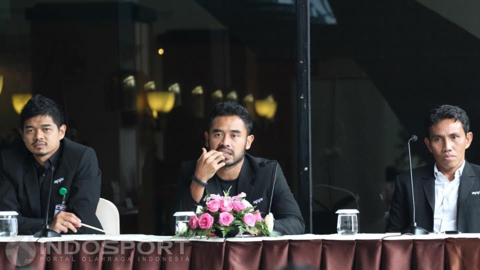 Ki-ka: Wakil Presiden APPI Bambang Pamungkas, Presiden APPI Ponaryo Astaman, Exco APPI Bambang Pamungkas. Copyright: &copy; Herry Ibrahim/INDOSPORT