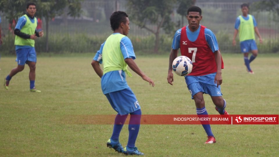Vendry Mofu dan Adi Bayaw (tengah) berebut bola. Copyright: &copy; Herry Ibrahim/INDOSPORT
