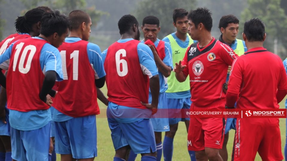 Nil Maizar dan para pemain Semen Padang. Copyright: &copy; Herry Ibrahim/INDOSPORT