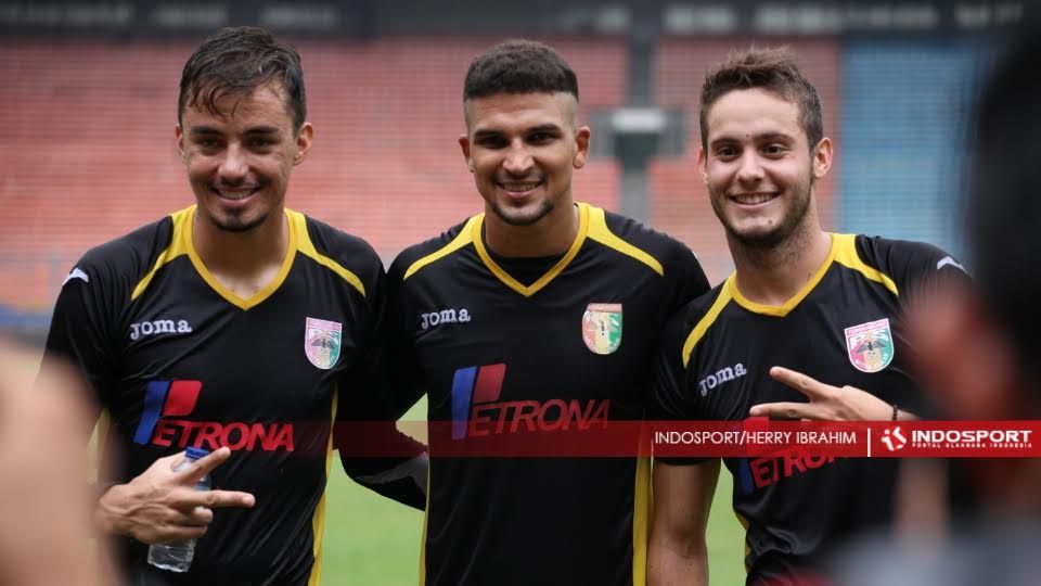Trio asal Brazil Arthur Cunha (bek), Rodrigo Dos Santos (gelandang) dan Patrick Dos Santos (penyerang). Copyright: &copy; Herry Ibrahim/INDOSPORT