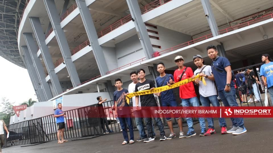 Beberapa suporter Mitra Kukar mulai mendatangi stadion GBK. Copyright: &copy; Herry Ibrahim/INDOSPORT