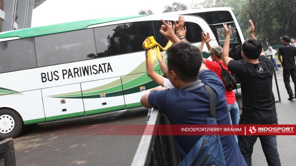 Beberapa suporter Mitra Kukar memberi yel-yel dukungan kepada para pemain saat meninggalkan stadion GBK. Copyright: &copy; Herry Ibrahim/INDOSPORT