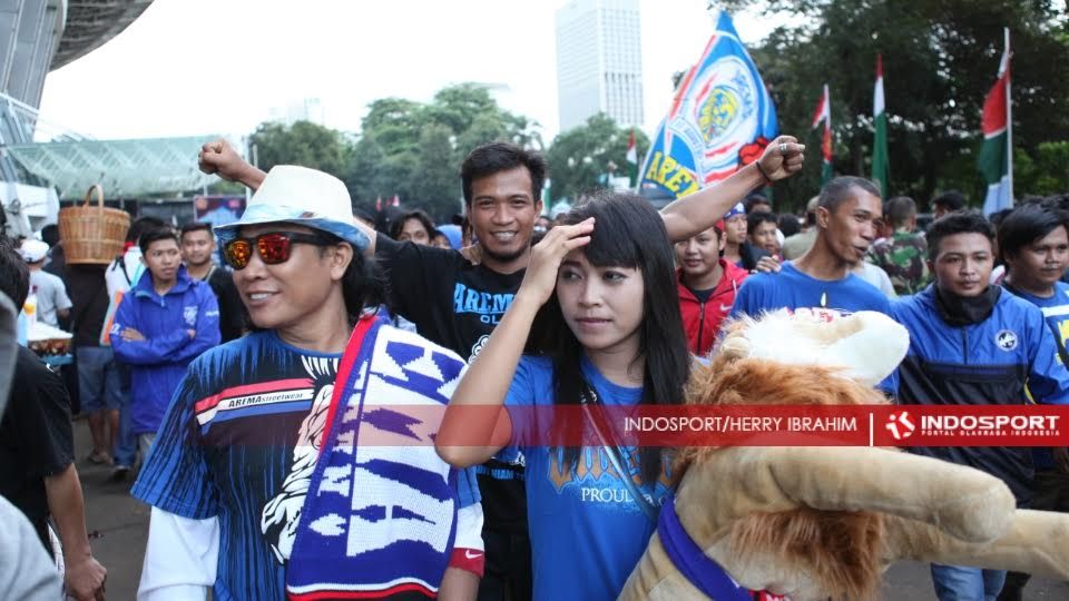 Aremania Beriringan Untuk Menyaksika Piala Jenderal Sudirman. Copyright: &copy; Herry Ibrahim/INDOSPORT