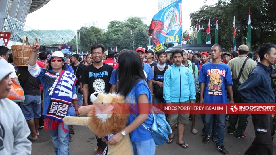 Fans Arema Cronus, Aremania Membawa Spanduk di Gelora Bung Karno Copyright: &copy; Herry Ibrahim/INDOSPORT