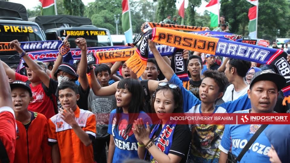 Aremania di Stadion Gelora Bung Karno Untuk Menyaksikan Pertandingan Semen Padang vs Mitra Kukar. Copyright: © Herry Ibrahim/INDOSPORT